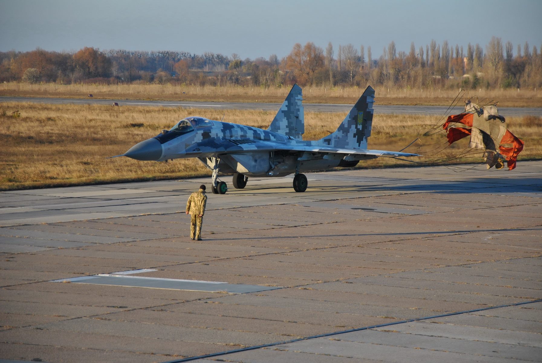 Под Киевом автомобиль столкнулся с самолетом